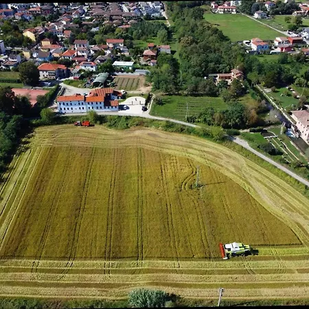 Cascina Mora Bassa Alloggio per agriturismo *